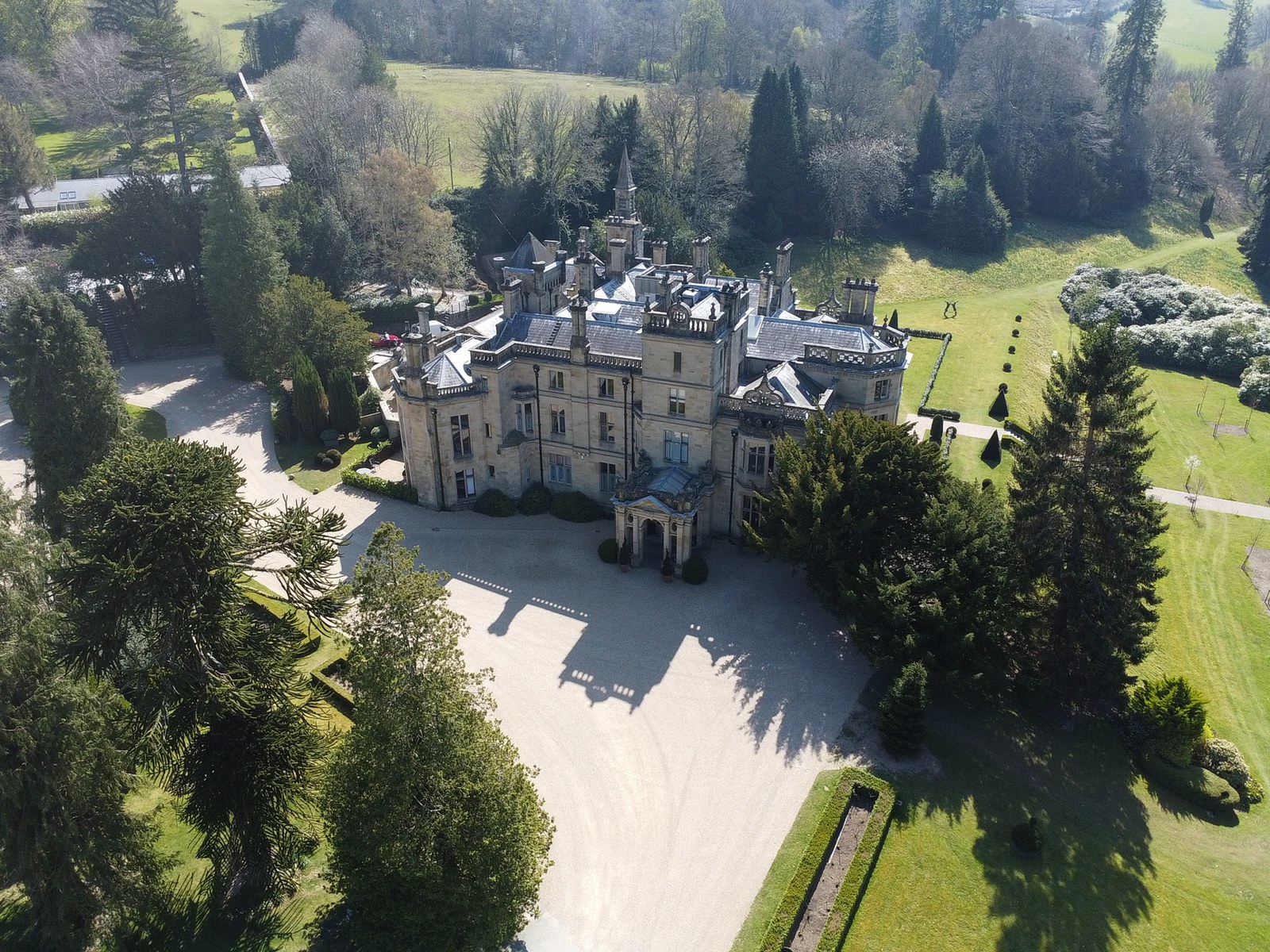 Palé Hall and its gardens from the air
